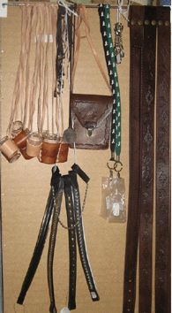 Prívesky,kľúčenky,opasky,čelenky,ozdoby